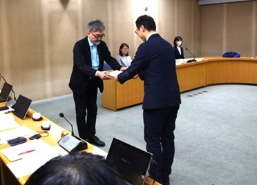 市長が諮問書を会長に手渡しています