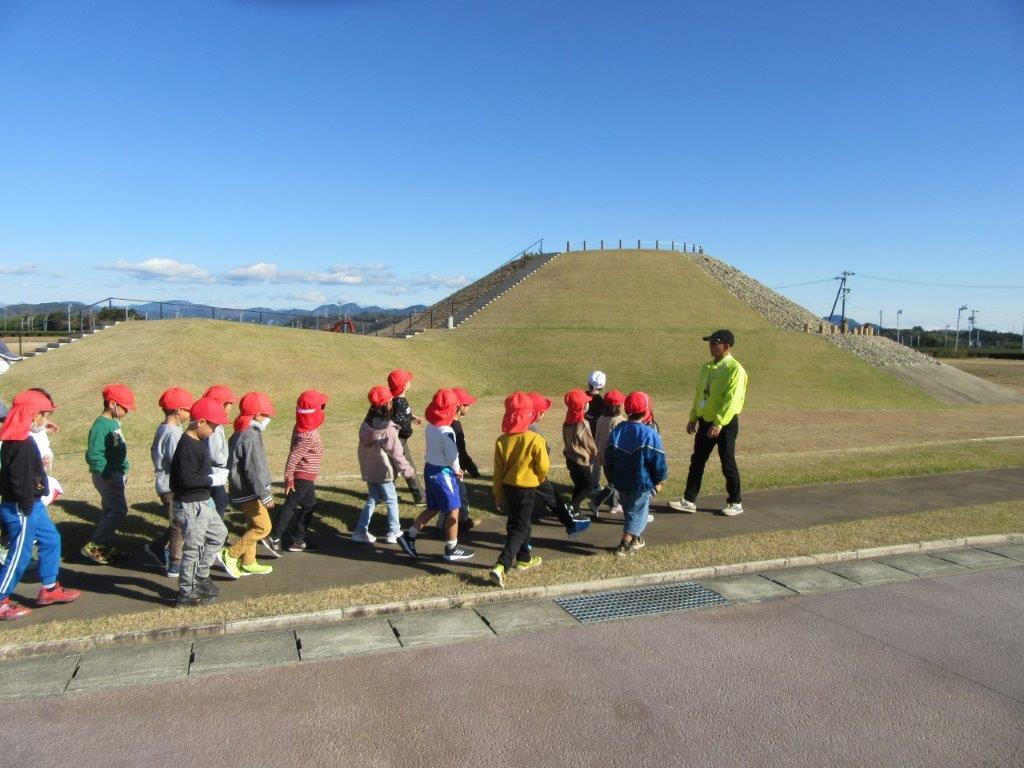 吉岡大塚古墳の見学 (JPG 113KB)