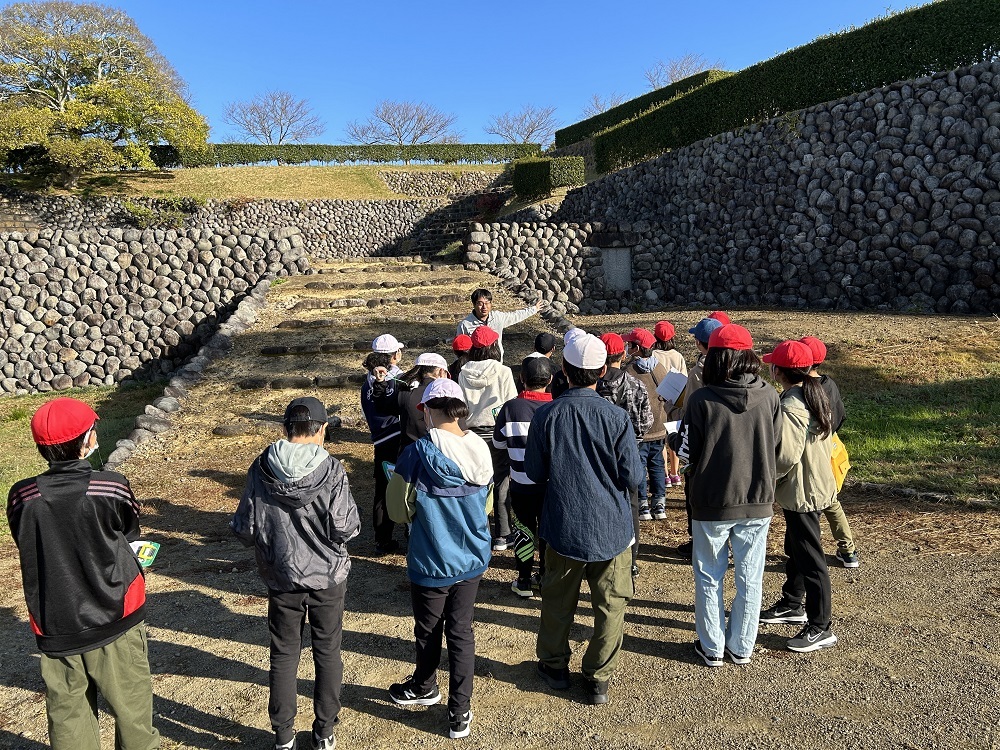 横須賀城跡の見学 (JPG 481KB)
