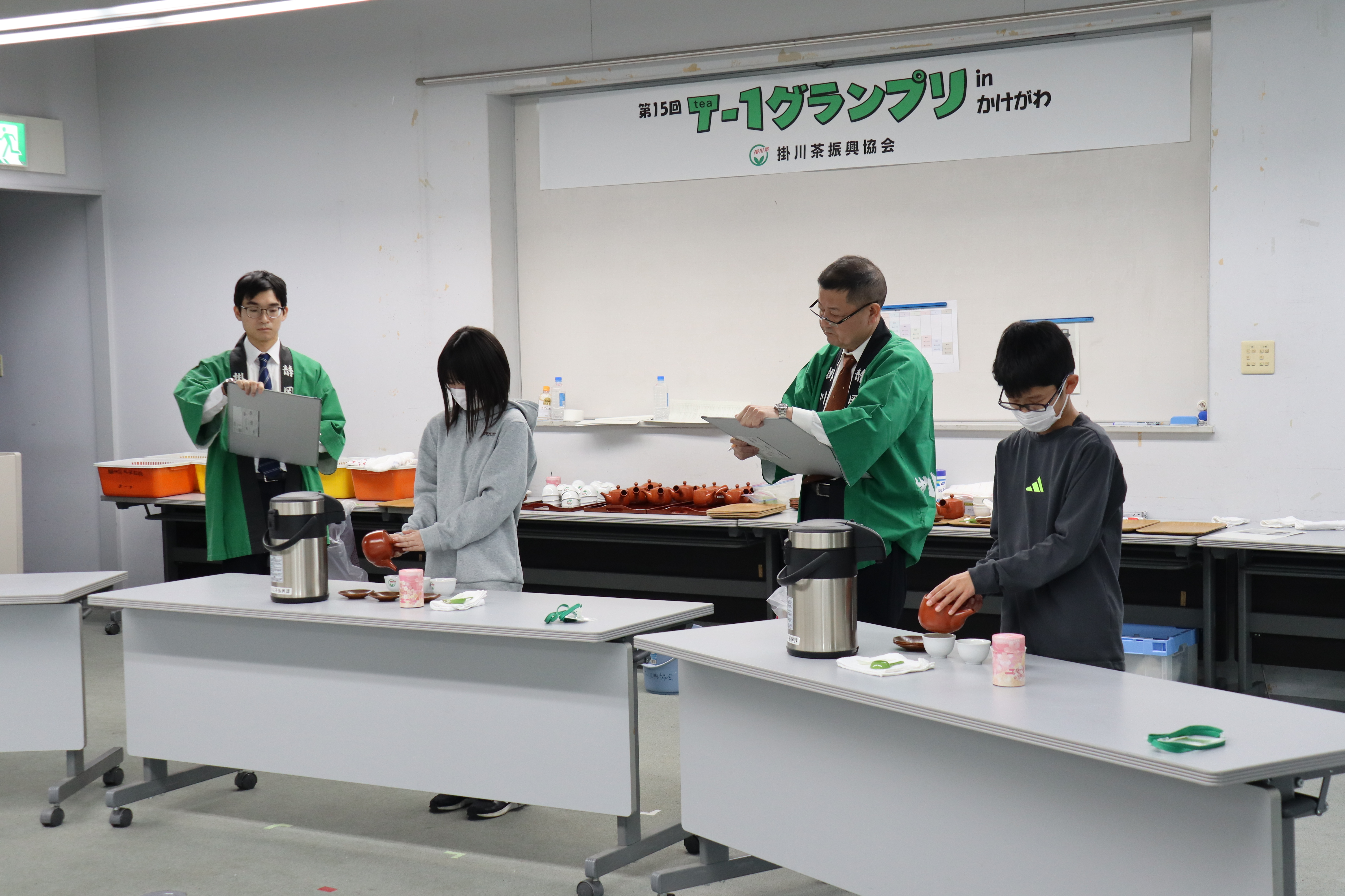 お茶のいれ方競技の様子