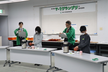 お茶のいれ方競技の様子