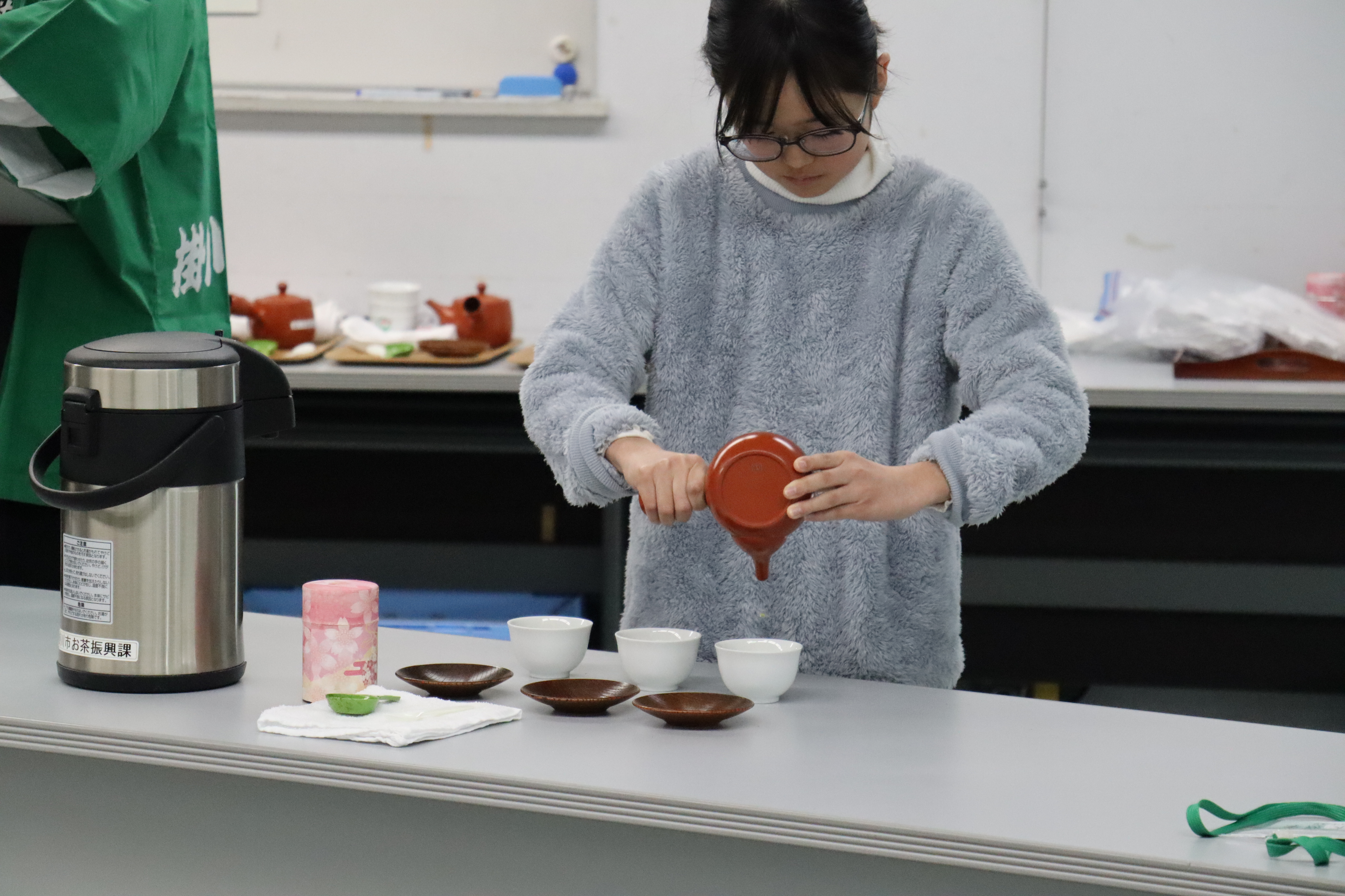 お茶のいれ方競技の様子