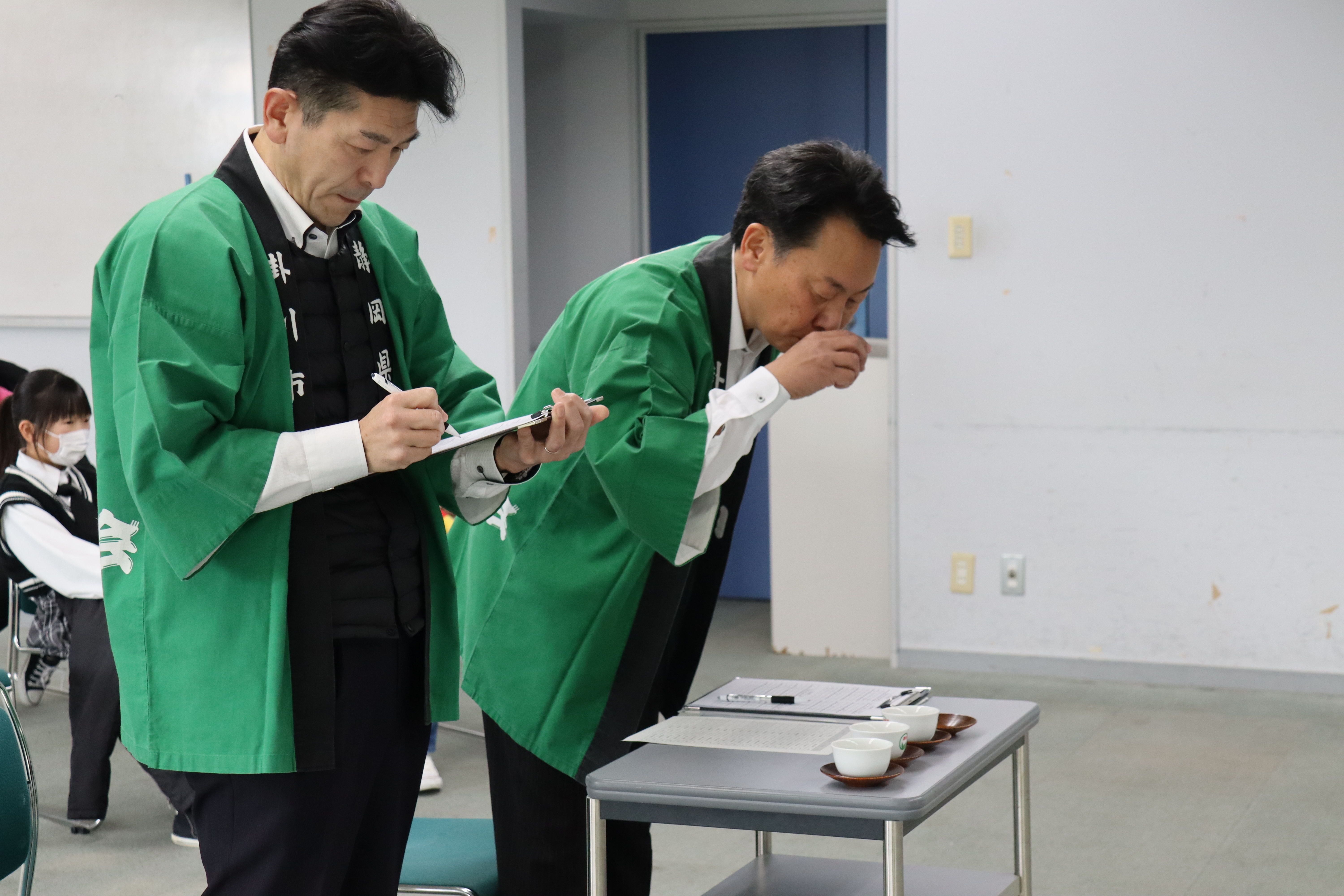 お茶のいれ方競技の様子