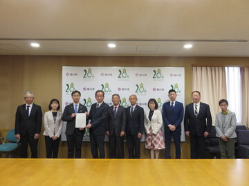 P02~03_政策提言写真.JPG