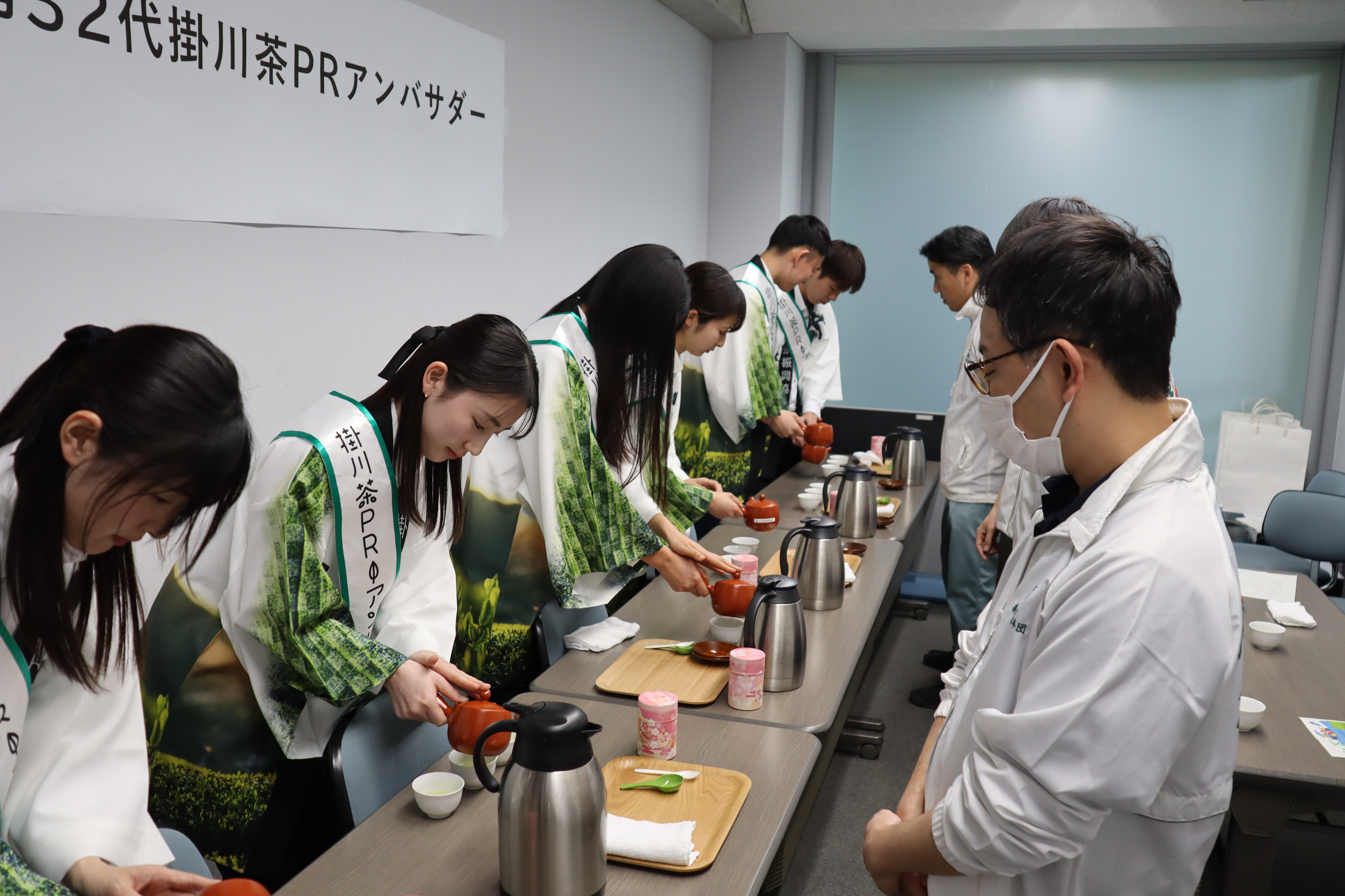 お茶淹れを学んでいる様子