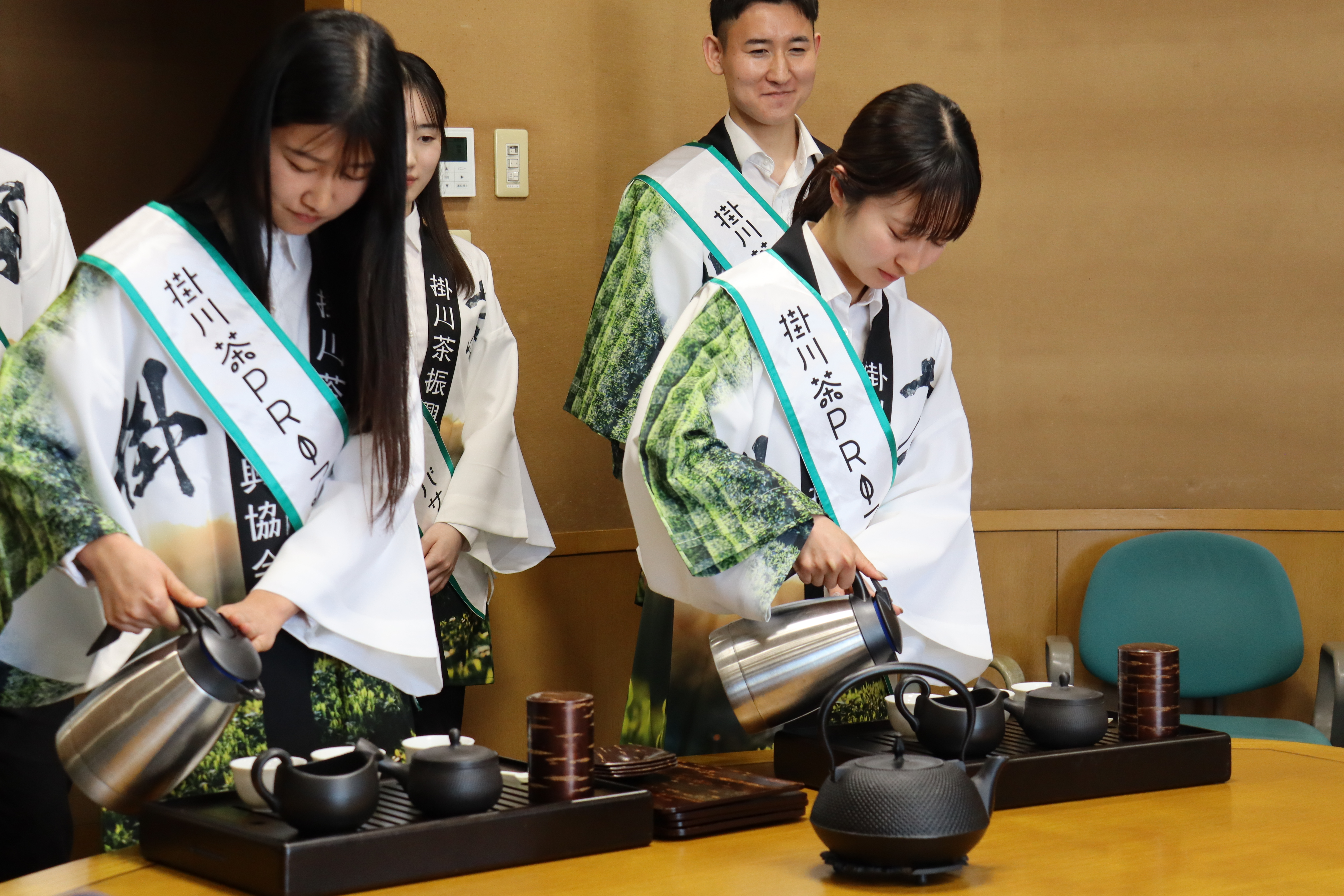 会長・副会長の前で呈茶している様子