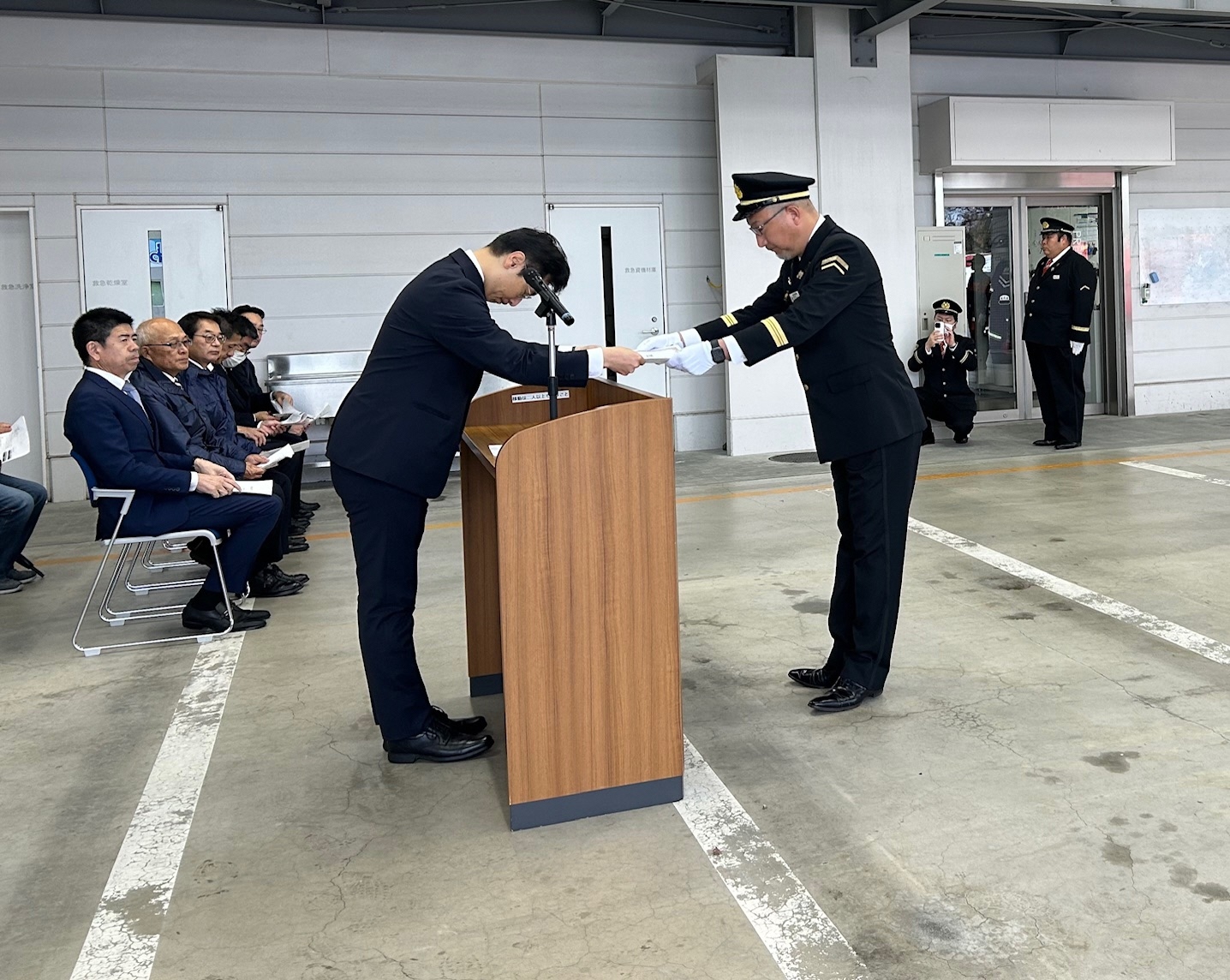 掛川市長から掛川市消防団長へ貸与証を交付