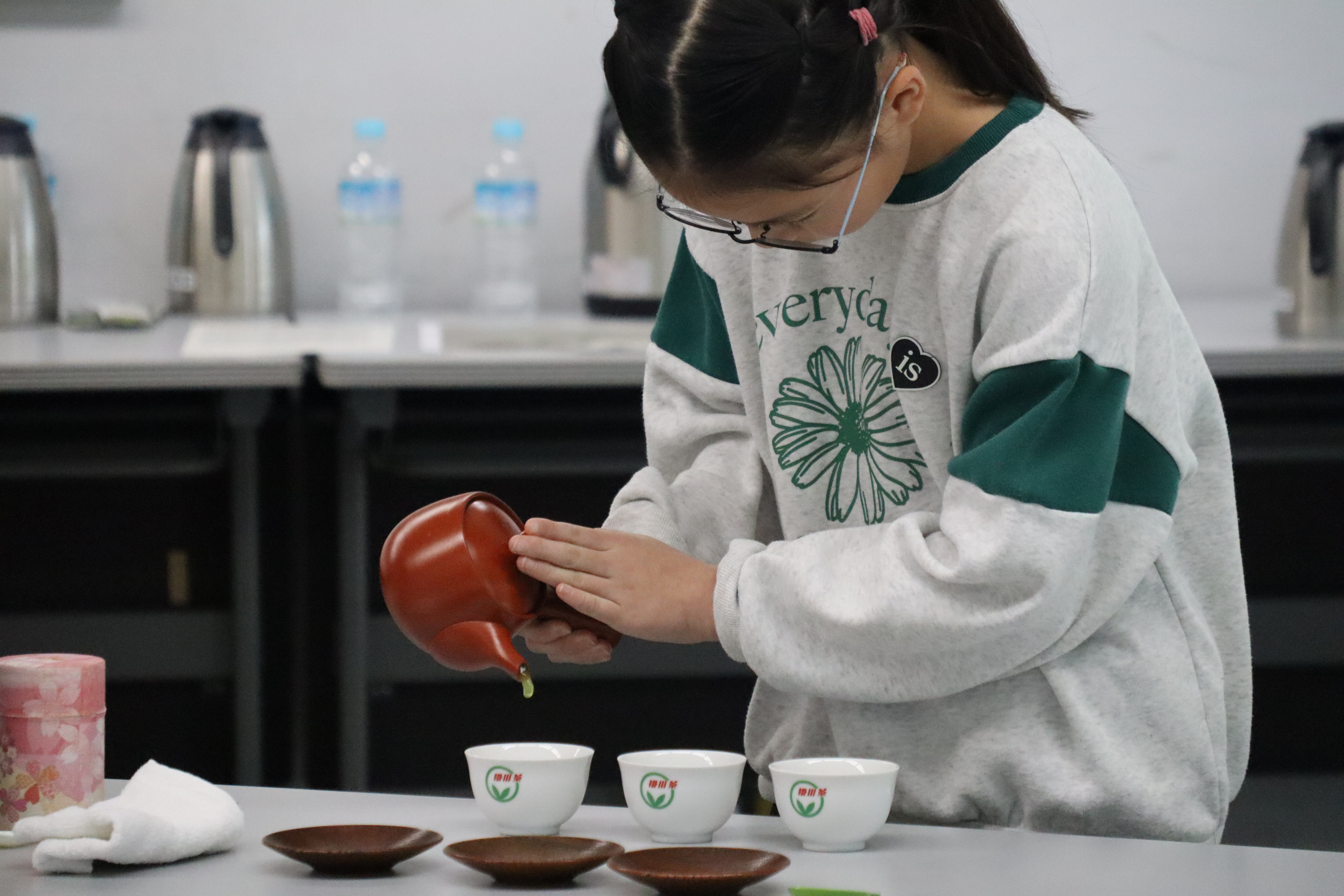 お茶のいれ方競技の様子