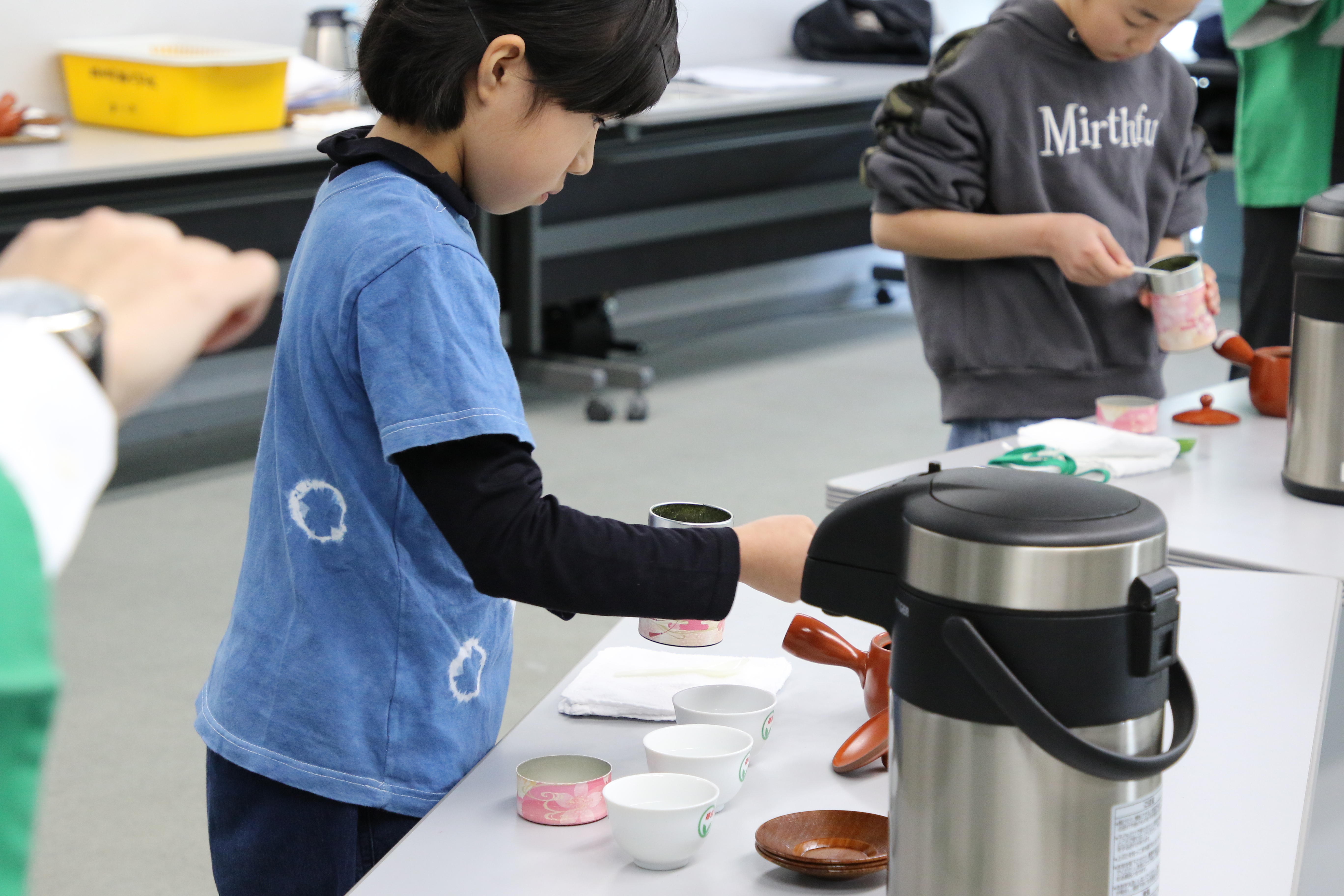 お茶のいれ方競技の様子
