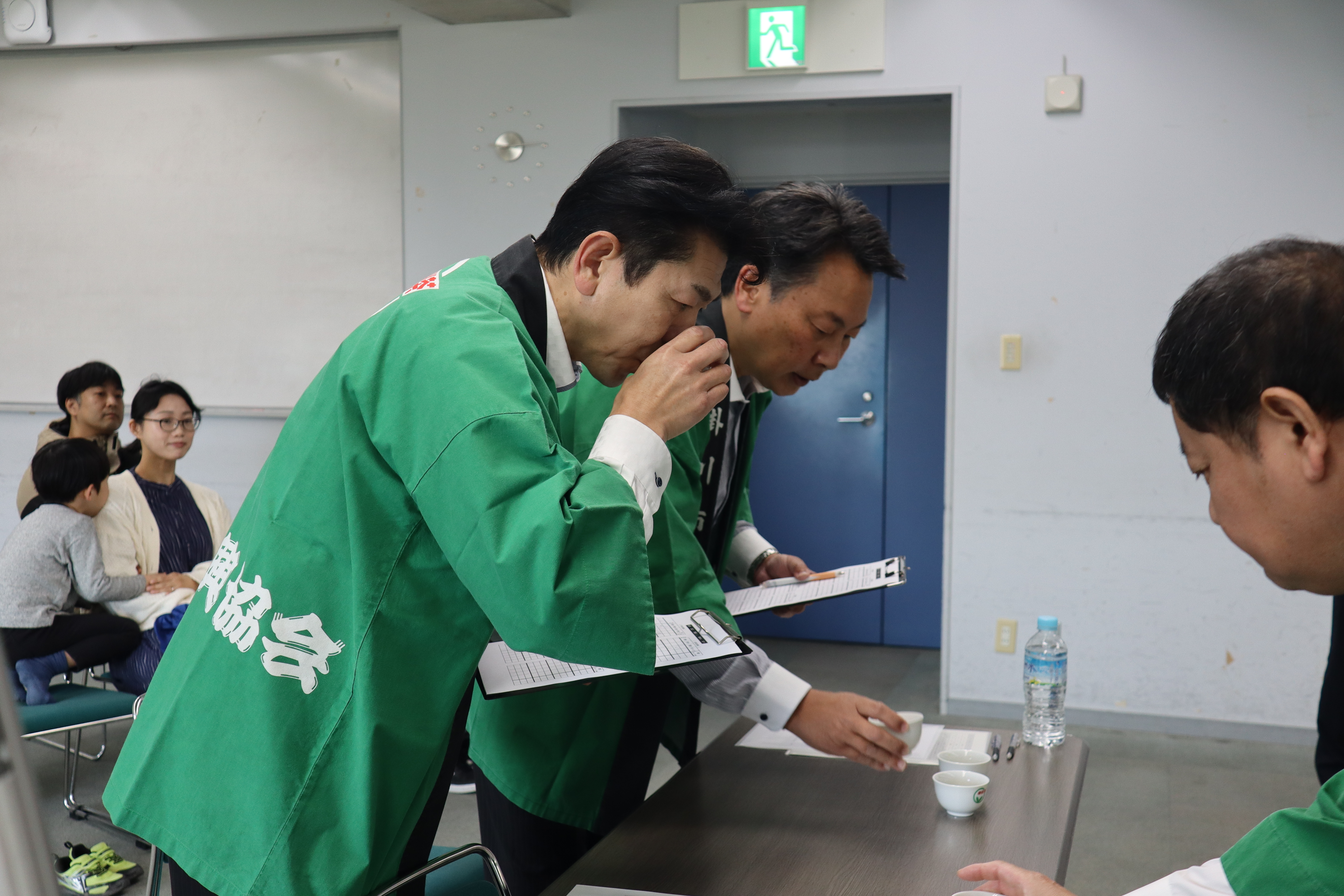 お茶のいれ方競技の様子