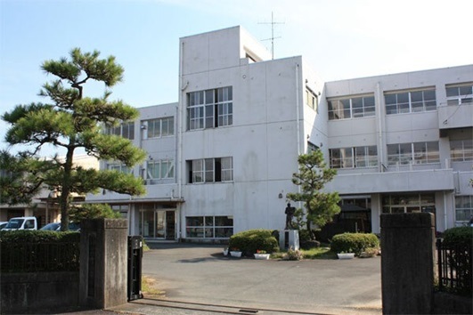 日坂小学校校舎外観.jpg