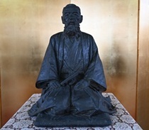 岡田良一郎座像
