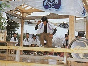 三熊野神社の地固め舞と田遊びの様子