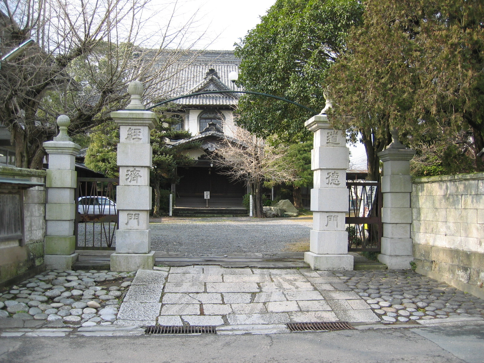 大講堂・正門写真 (JPG 806KB)