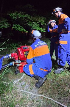 新入団員へ先輩団員がポンプ車の操作方法を指導している