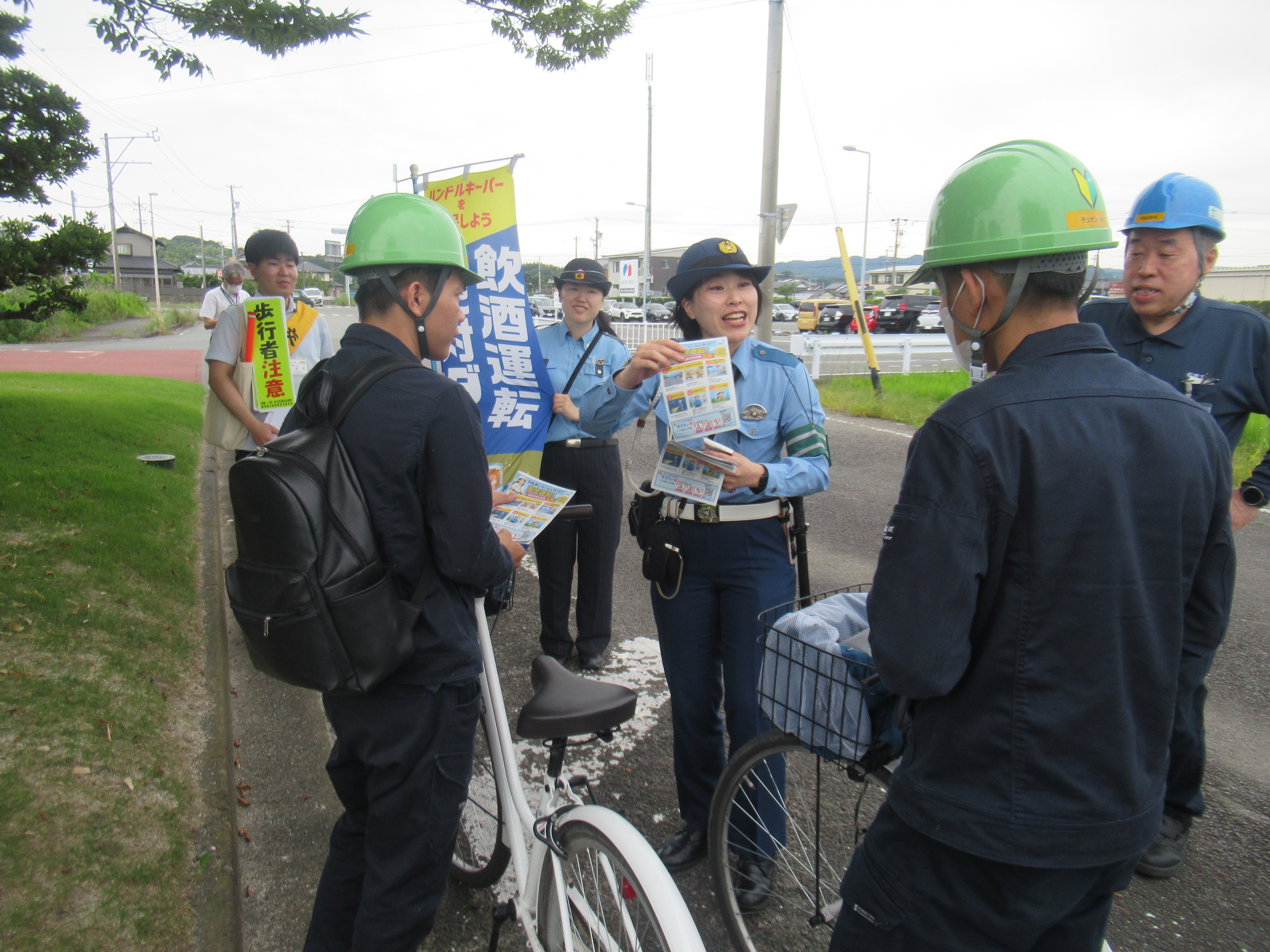 自転車街頭指導 様子1.JPG