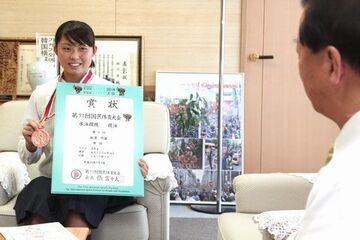 賞状とメダルを見せる松浦可苗さん