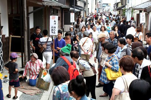 県内外から大勢の観光客が訪れた遠州横須賀街道
