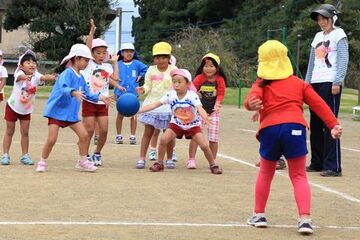 仲良くドッジボールを楽しむ園児たち