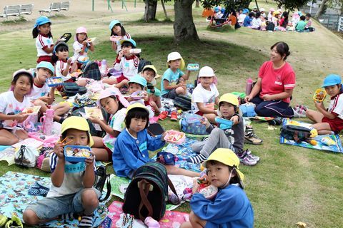 仲良くお弁当を食べる園児たち