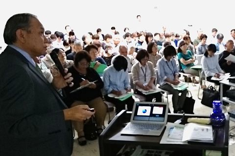 認知症について話をする小笠医師会副会長の中島さんの写真