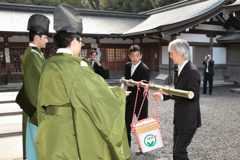伊勢神宮内宮で神主さんに掛川茶を奉納する関係者の写真