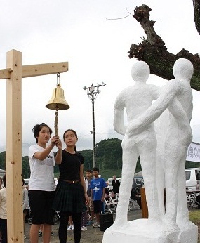 平和の鐘を鳴らす上内田小の児童2人の写真