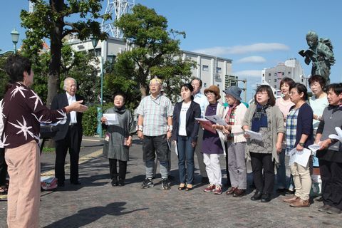 JR掛川駅前の二宮金次郎像前で合唱する市民たちの写真