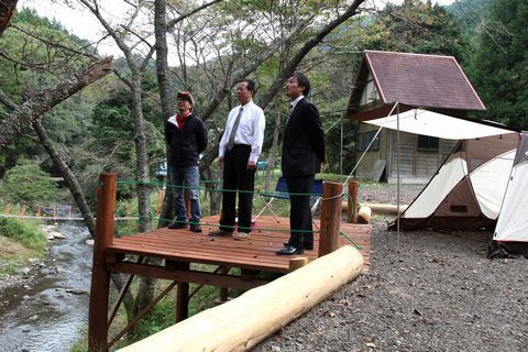 ペット可エリアのウッドデッキ区画を視察する松井市長と2人の写真