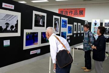 作品を楽しむ来場者たちの様子