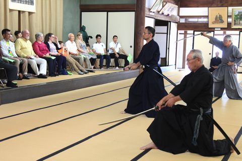 大日本報徳社で水鴎流演武を見学する訪問団メンバーらの写真