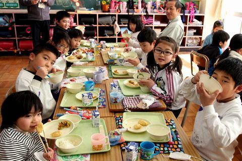 高校生が考案した和食給食メニューを楽しむ横須賀小学校の子どもたち