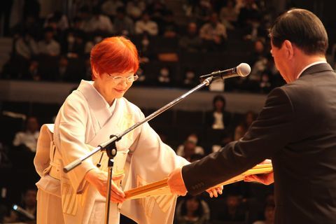 松井市長から表彰される大角さんの写真