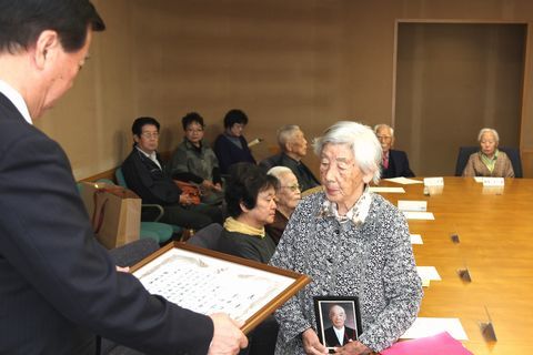 松井市長から表彰を受ける出席者