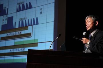 掛川市環境フォーラムにて、15年の調査結果を提示しながら説明する太田さん