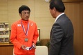 松井市長に二つのメダルを披露する山内さん