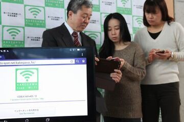 女性二人と男性一人が一緒にタブレット端末やスマホをさわっている