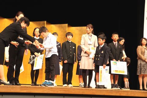 「かけがわお茶の間宣言」優秀作品の表彰を受ける男の子
