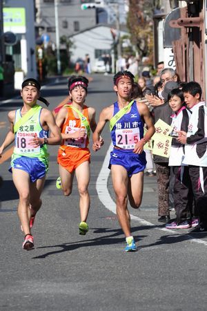 三人の駅伝選手が僅差で走っている