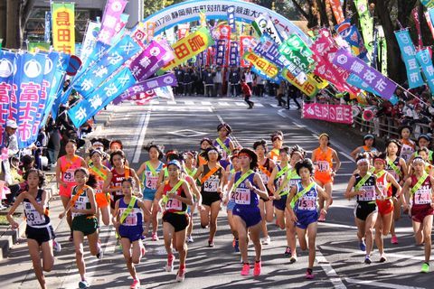 一斉に走り出す駅伝選手たち