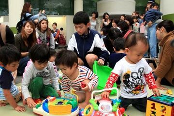 会場一杯に元気に遊んでいる子ども達の様子