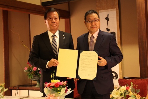 協定書を手にする松井市長と似鳥会長の写真