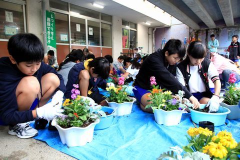 自分好みに花を鉢植えしてる児童の様子