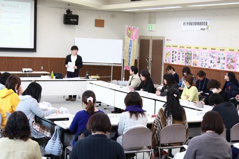 中央奥に講師の中原さん、机を囲んで話を聞き入る参加者達