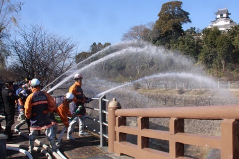 掛川市消防出初式にて、掛川城三の丸広場で放水する消防団員たち