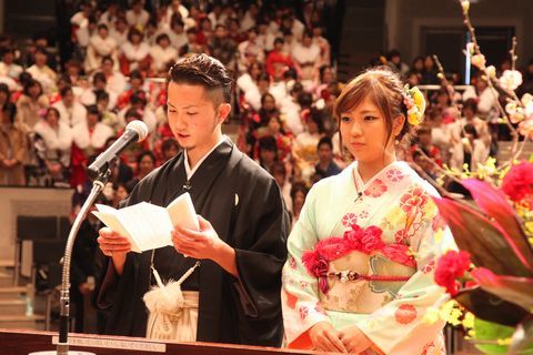 掛川会場のステージで新成人の誓いを述べる袴姿の鈴木さんと着物姿の黒田さん