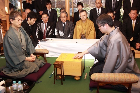 初手を指す郷田王将と羽生名人