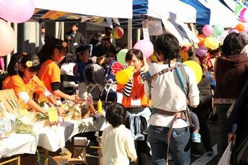 「エコノミーカレッジ」で起業体験に挑戦する小学生らの写真