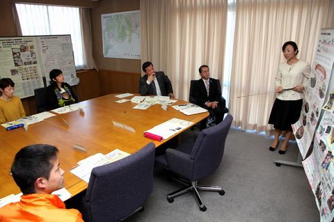 松井市長を前に成果を報告をする団体代表者の写真
