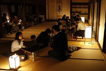 第十夜 月夜の煎茶会で煎茶を楽しむ参加者の様子